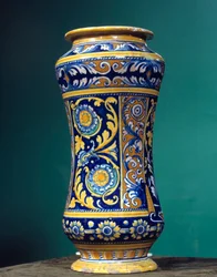 Vase cylindrique albarello (une pharmacie) en majolique (maiolica) avec des fonds alternés bleus et jaune orangé. 1540-1550
