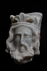 Gênes, Musée de Saint Augustin : fragment de tête couronnée, par un sculpteur inconnu du Nord de la France ; XIII - XIV siècles