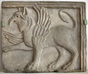 Griffon ou grype. Bas-relief sculpté, marbre, Venise, Italie, XIIe siècle. Galerie nationale, palais Sternberg, Prague, République tchèque.