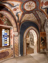 Vue intérieure de la chapelle de Saint Grégoire décorée de fresques d