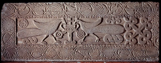 Parapet de pierre couvert de bas-reliefs représentant des paons
