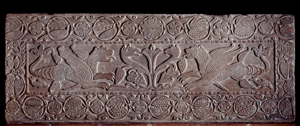 Parapet de pierre couvert de bas-reliefs représentant l