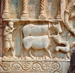 Scène de pilage. Détail. Bas-relief du 12ème siècle. Église de San Pietro de Spoleto