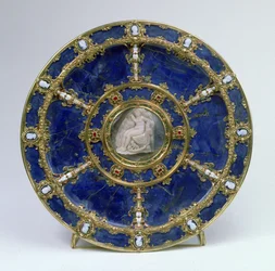 Assiette avec un camée représentant Léda et le cygne