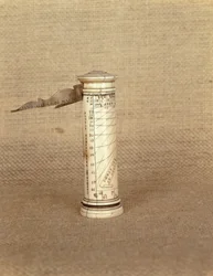 Cadran solaire portatif en colonne, signé D. Stephanus, FF, 1587