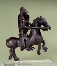 Art roman : statuette de chevalier en bronze avec armure. Sculpture en bronze de l