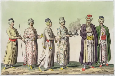 Serviteurs portant une pipe, un vase de friandises, du café, un brasero et une cruche d