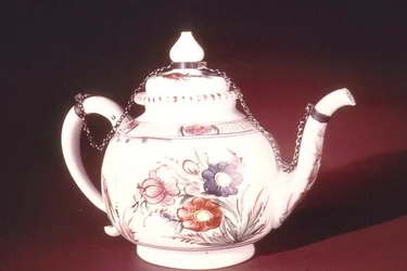 Théière avec motif floral émaillé, peut-être vénitienne, vers 1750