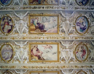 Salle du premier étage, détail des figures mythologiques, décoration du plafond