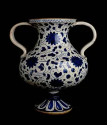Vase balustre à deux anses en faïence polychrome avec décoration bleue et blanche, Italien, fabriqué à Deruta, début du 16e siècle (céramique)
