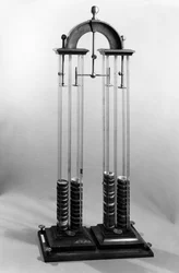 Pile voltaïque (batterie) fabriquée pour le physicien Jacques Alexandre Charles (1746-1823) par Alessandro Volta (1745-1827) 1800