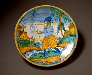 Jeune homme de la noblesse, assiette en céramique produite à Viterbo, Italie. Fin du 16e siècle, Florence, Museo Nazionale del Bargello