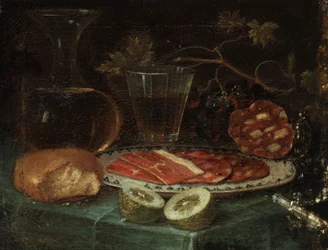 Nature morte avec morceau de pain, carafe en verre, verre à vin, assiette avec jambon et saucisse de jambon, citron et couteau avec manche en nacre