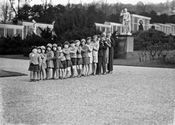 Groupe familial Cavendish de 16 petits-enfants dans les jardins de Chatsworth, Derbyshire
