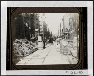 Nettoyage de la rue Tammany avant le jour de Warings, devant 9 Varick Place, vers 1890