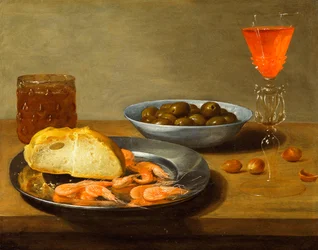 Une assiette avec des crevettes et un rouleau et un bol avec des olives