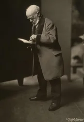 Menzel dessinant / Photo 1904