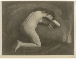 Femme nue agenouillée