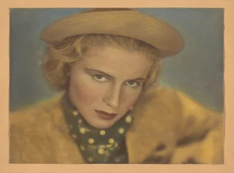 Portrait de Rini Otte avec chapeau et écharpe à pois
