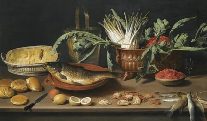 Nature morte avec un poisson sur un plat en terre cuite, des bottes d