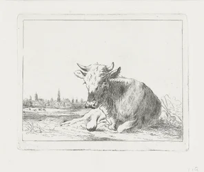 Vache couchée, avec une ville en arrière-plan