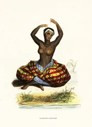 Jeune femme tatouée et seins nus dansant un hula assise par terre