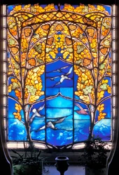 Nancy (département 54), Art Nouveau, Hôtel Bergeret, Vitrail « roses & mouettes » (photo)