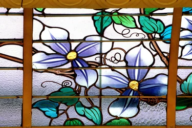 Nancy (département 54), Art Nouveau, « La verrière aux Clématites » (1901) - détail, Vitrail de Jacques Gruber (1870-1936), au Crédit Lyonnais, rue St Georges