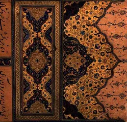 En-tête illuminé pour le début du texte poétique principal du Hadiqat Al-Haqiqat (Le Jardin de la Vérité) par Hakim Sana