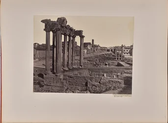 Vue générale du Forum romain prise du Capitole, avec au premier plan les huit colonnes du temple de Saturne et au fond le Colisée
