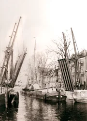 Pont de canal et bateaux, Dordrecht, Pays-Bas, 1898