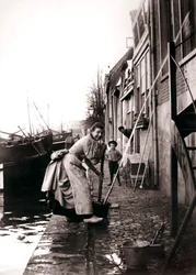 Femme nettoyant la rue, Dordrecht, Pays-Bas, 1898