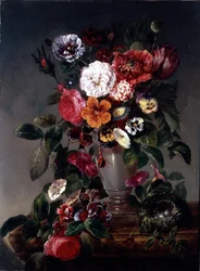 Nature morte de diverses fleurs dans une urne