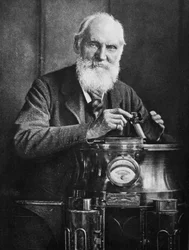 Lord Kelvin, mathématicien et physicien écossais, avec sa boussole, 1902