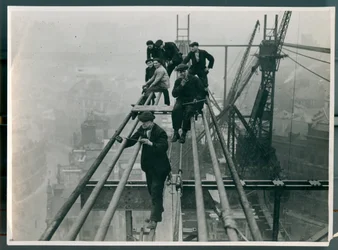 Travailleurs perchés précautionneusement en haut du pont Tyne en construction en 1927