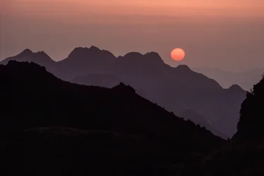 Un soleil cramoisi brillant se couche sur la chaîne de Yan Shan. Shanhaiguan Pass, H...