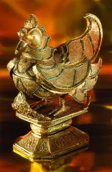 Une oie sacrée en or ornée de bijoux qui contenait autrefois des noix de bétel. Londres, Angleterre