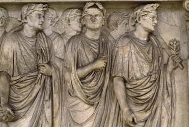 Ara Pacis Augustae, un autel indépendant de groupe de veuves, magistrats, prêtres