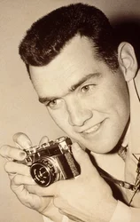 Photographe du Milwaukee Post James L. Stanfield. Milwaukee, Wisconsin. Il tient...