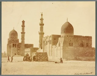 Égypte. Le Caire. Deux complexes religieux funéraires dans la nécropole nord : du sultan mamelouk Inal, milieu du XVe siècle [à droite], et de l