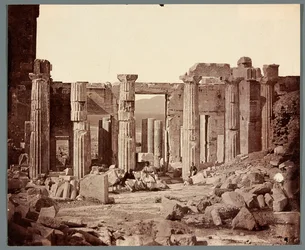 « Intérieur des Propylées » [Athènes. Acropole - Propylées]