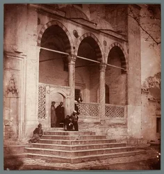 « Portique de la Süleymaniye » [Istanbul. Portique de la mosquée Süleymaniye]