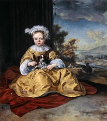 Un enfant en robe jaune tenant un chien