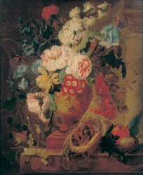 Fleurs dans un vase en terre cuite décoré de putti, avec des fruits, des papillons, une mouche bleue, un escargot, une araignée et quatre poussins dans un nid sur un rebord
