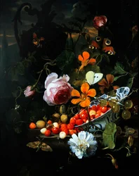 Nature morte de fraises dans un bol et de fleurs