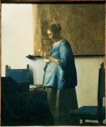 Lectrice de lettre en bleu