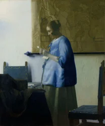Femme en bleu lisant une lettre