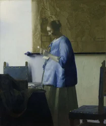 Femme en bleu lisant une lettre