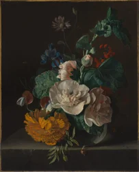 Nature morte florale à la rose trémière et au souci