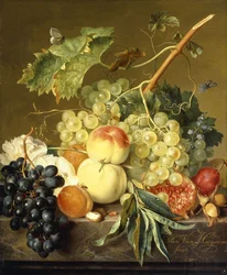 Fruits, noisettes et roses trémières sur un entablement en marbre